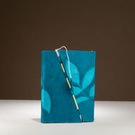 Mittelgroßes Lokta Notizbuch mit floralem Muster und Bambusverschluss (15 x 12 cm) – 45 Blatt – Mitternachtsblau