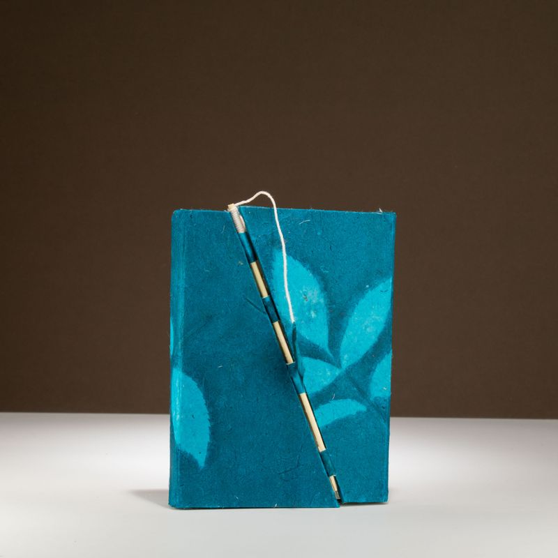 Mittelgroßes Lokta Notizbuch mit floralem Muster und Bambusverschluss (15 x 12 cm) – 45 Blatt – Mitternachtsblau