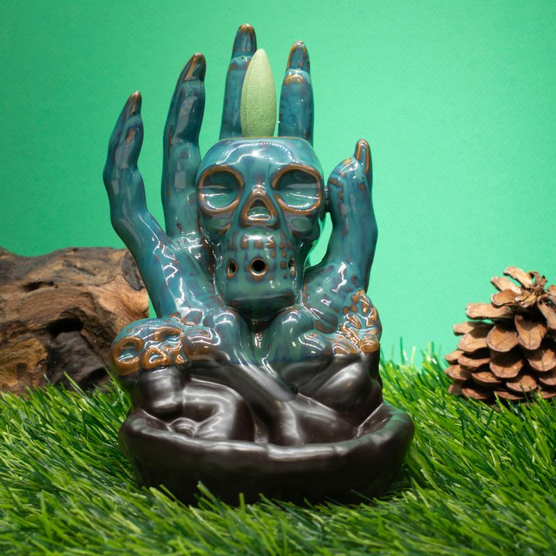 Rückfluss-Räuchergefäß – Totenkopf in der Hand