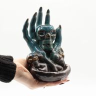 Rückfluss-Räuchergefäß – Totenkopf in der Hand