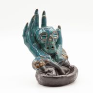 Rückfluss-Räuchergefäß – Totenkopf in der Hand