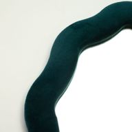 Weiche, geschwungene Spiegel – Ovaler Kieselstein – Königsblaugrün (26) – 20,5 x 32,5 x 2,3 cm