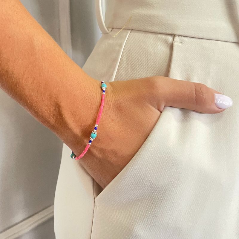 Nepalesisches Armband mit extrafeinen Edelsteinen – rosa Korallen und türkisfarbene Perlen