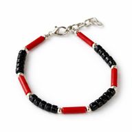 Nepalesisches Om-Anhänger-Set aus Onyx und Koralite (50 cm) und Armband (17 cm)