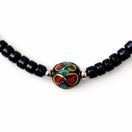 Nepalesisches Om-Anhänger-Set aus Onyx und Koralite (50 cm) und Armband (17 cm)