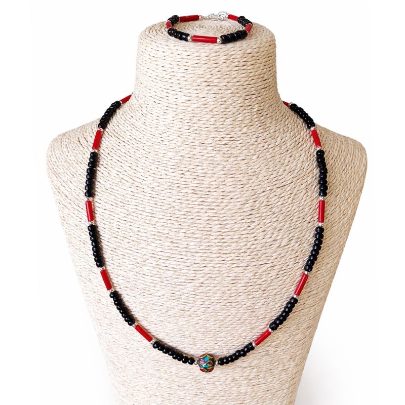 Nepalesisches Om-Anhänger-Set aus Onyx und Koralite (50 cm) und Armband (17 cm)
