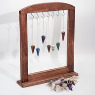 Edelstein-Pyramidenpendel mit braunem Ausstellungsständer