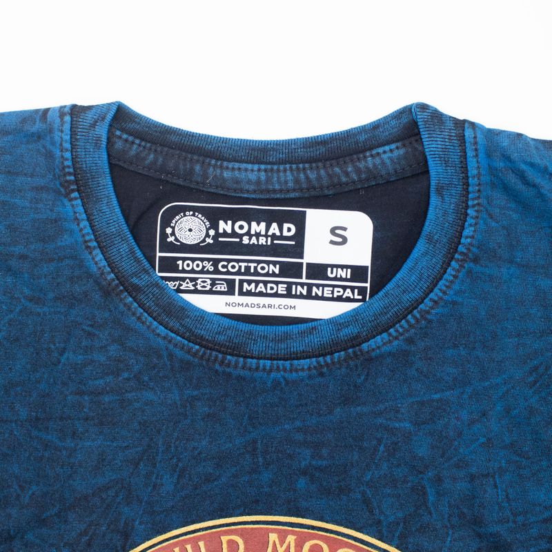 Nomad Sari steinwaschene Baumwoll-T-Shirt - Bleib wild, Mondkind - Blau - Klein