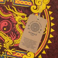 Nomad Sari steingewaschene Baumwoll-T-Shirt - Drachen-Mandala - Burgunderrot - Klein