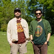 Nomad Sari steingewaschene Baumwoll-T-Shirt - Drachen-Mandala - Burgunderrot - Klein