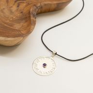 Indische Andachtsanhänger – Silberbeschichtet (45 cm Kordel) – Sonnenanbetung Amethyst