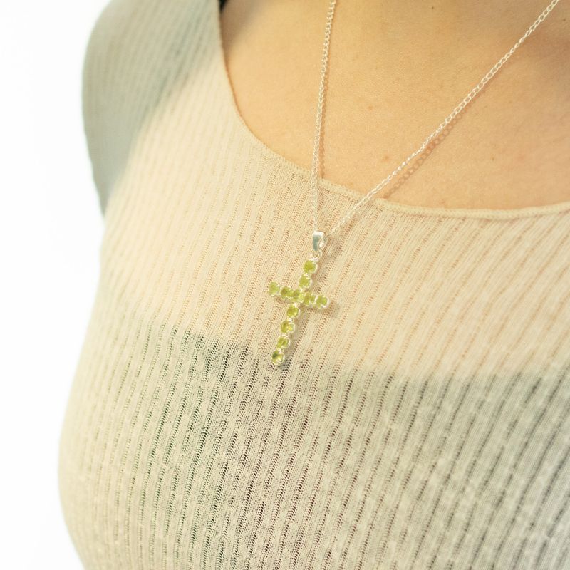 Indische Andachtsanhänger - Versilbert (45 cm Kette) - Peridot-Kreuz