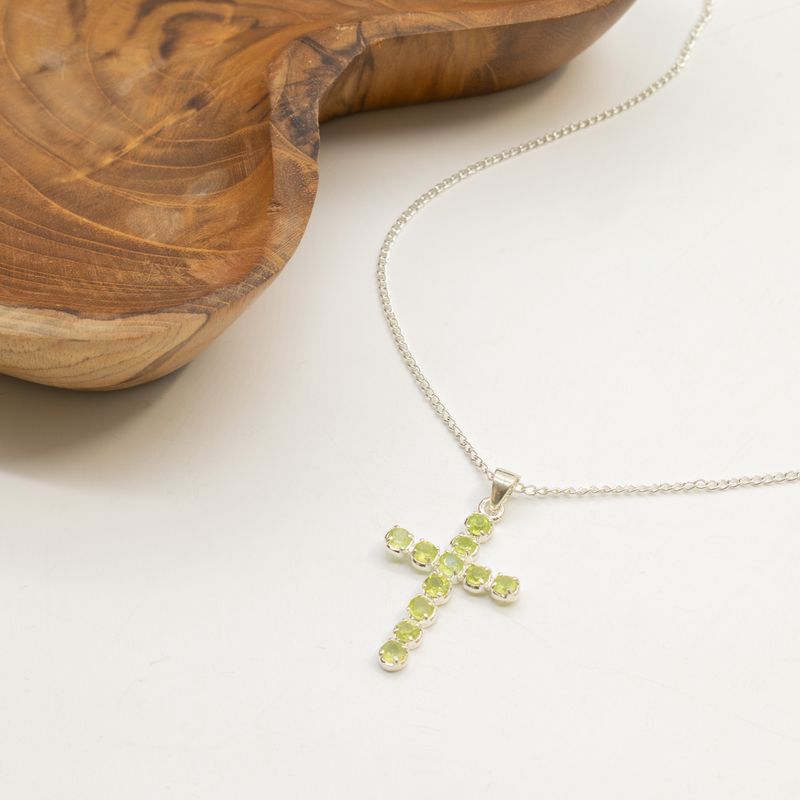 Indische Andachtsanhänger - Versilbert (45 cm Kette) - Peridot-Kreuz