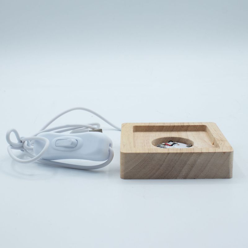 8 cm quadratischer USB-LED-Ständer aus Holz – Mehrfarbig
