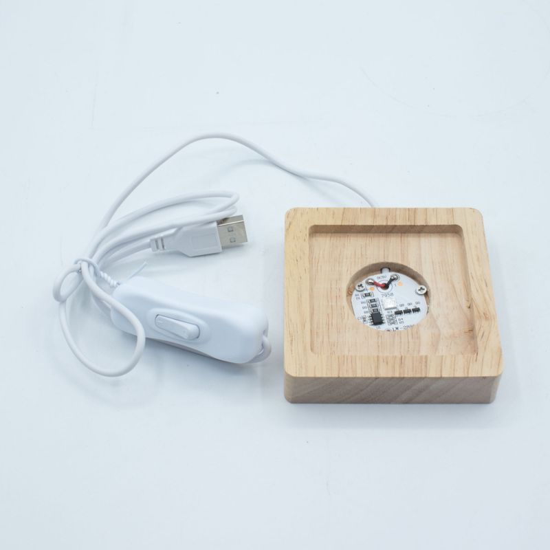 8 cm quadratischer USB-LED-Ständer aus Holz – Mehrfarbig