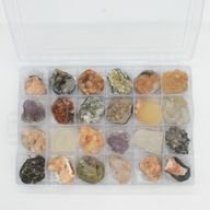 Mineralproben - 24 Stück gemischter indischer Zeolithe in einer Vitrine
