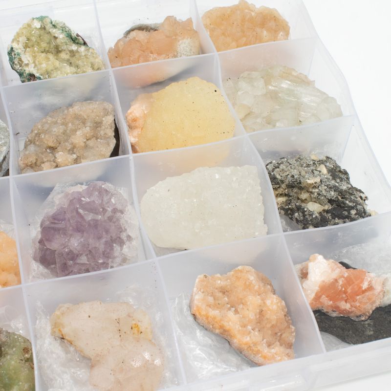 Mineralproben - 24 Stück gemischter indischer Zeolithe in einer Vitrine