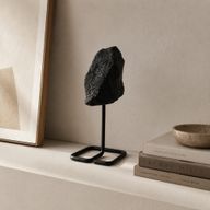 Mineralproben auf einem Metallständer - Schwarzer Turmalin