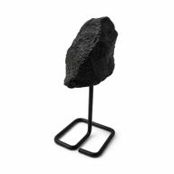 Mineralproben auf einem Metallständer - Schwarzer Turmalin