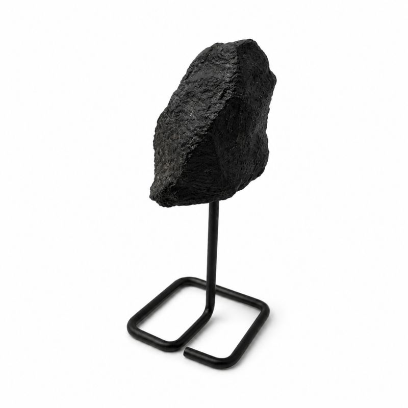 Mineralproben auf einem Metallständer - Schwarzer Turmalin
