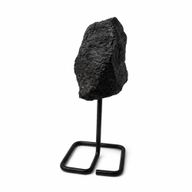 Mineralproben auf einem Metallständer - Schwarzer Turmalin