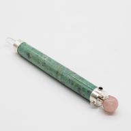 Grüner Herzstab - Rubin-Fuchsit Rosenquarz Kristallkugel an der Spitze - 23 cm