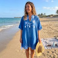 Nomad Sari On the Med Collection - Kaftan - Blau mit cremefarbener Stickerei und Quasten