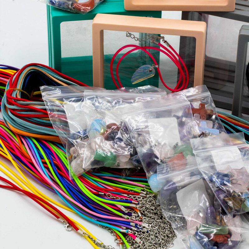 Edelstein-Anhänger-Starterpaket mit Anhängerkordeln und Rahmendisplays