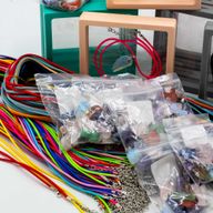 Edelstein-Anhänger-Starterpaket mit Anhängerkordeln und Rahmendisplays