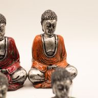 Silberner Mini-Buddha (in verschiedenen Farben)