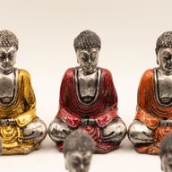 Silberner Mini-Buddha (in verschiedenen Farben)