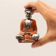 Silberner Mini-Buddha (in verschiedenen Farben)