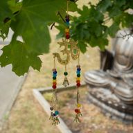 Indische Glocken - Messing-Om mit Chakra-Perlen - 7 Glocken - 9,5x32cm