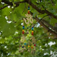 Indische Glocken - Messing-Om mit Chakra-Perlen - 7 Glocken - 9,5x32cm