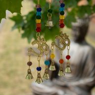 Indische Glocken - Messing-Om mit Chakra-Perlen - 7 Glocken - 9,5x32cm