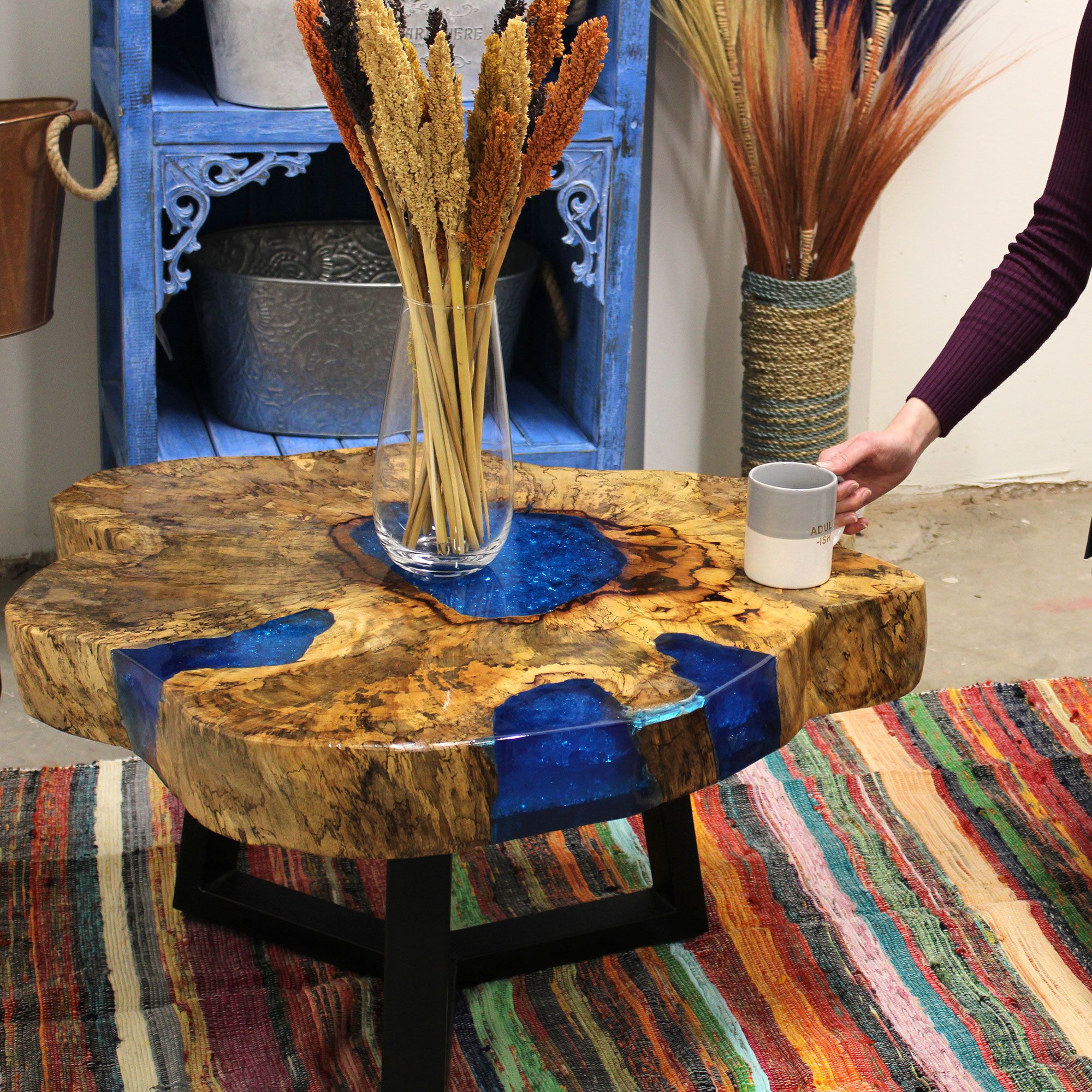 Couchtisch aus Tamarindenholz und Kunstharz