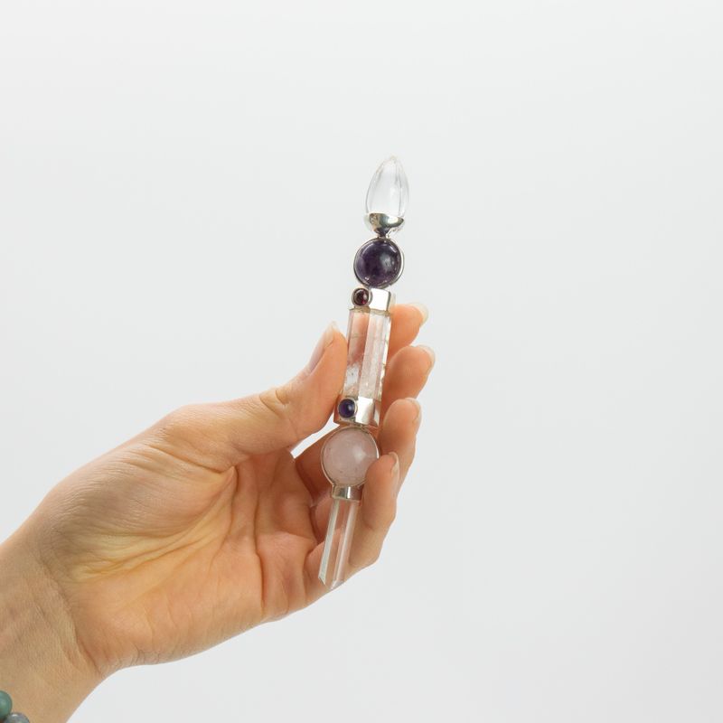 Achse der Gnade Zauberstab - Amethyst- und Rosenquarz-Kugeln, Quarzstiel - 12 cm