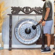Großer Gong in braunem antikem Ständer - 80 cm - Schwarz - Muster