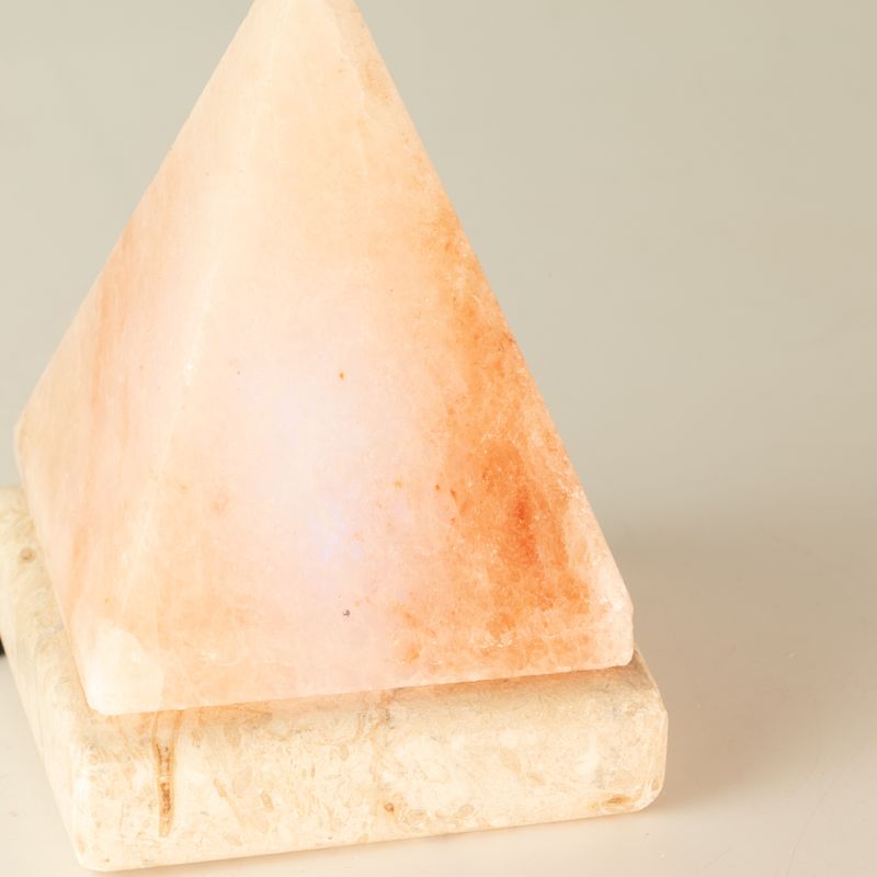 Qualitäts-USB-Pyramiden-Salzlampe – 9 cm (mehrfach)