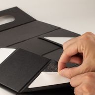 Flach verpackte Geschenkbox - Weinbox-Form (33,5 x 10 x 10,5 cm) - Schwarz