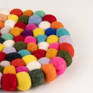 Runder Filzkugel-Platzset - 20 cm mehrfarbig