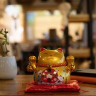 Keramik-Sparschwein Glückskatze – Gold auf Kissen