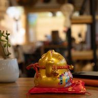 Keramik-Sparschwein Glückskatze – Gold auf Kissen