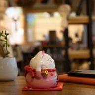 Keramik-Sparschwein Glückskatze – Rosa auf Kissen