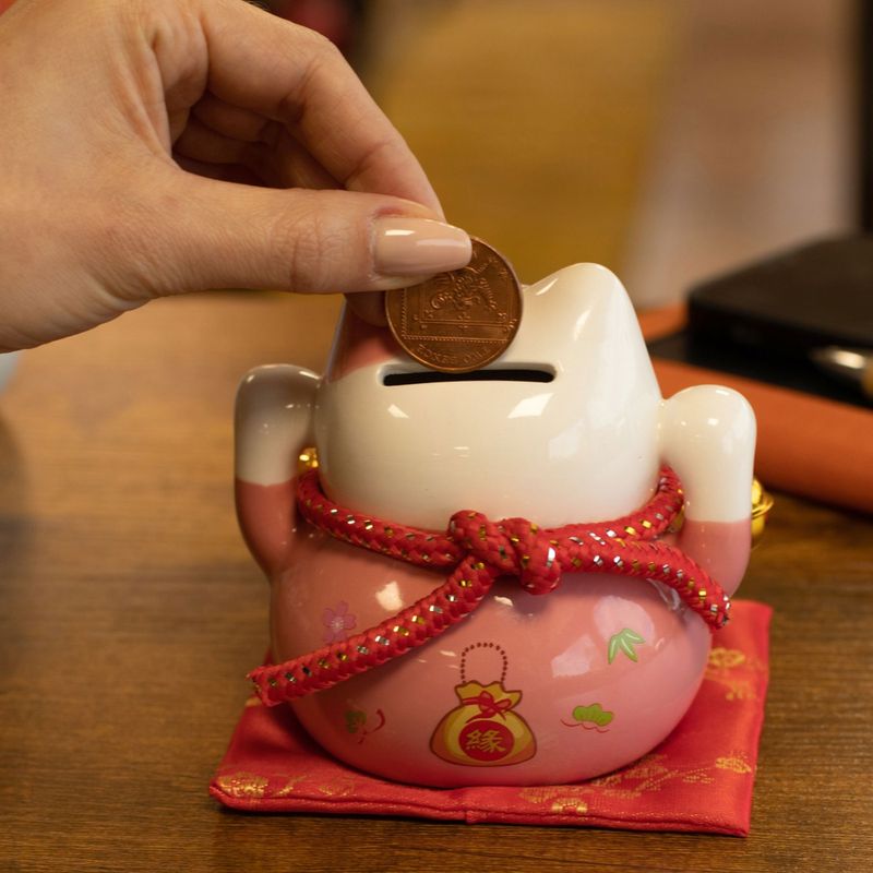 Keramik-Sparschwein Glückskatze – Rosa auf Kissen