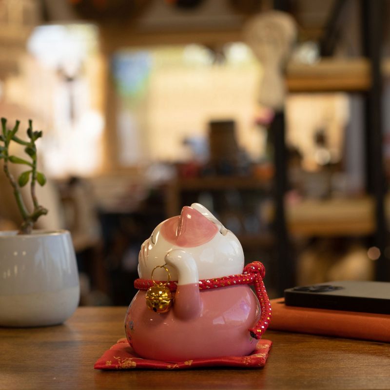 Keramik-Sparschwein Glückskatze – Rosa auf Kissen