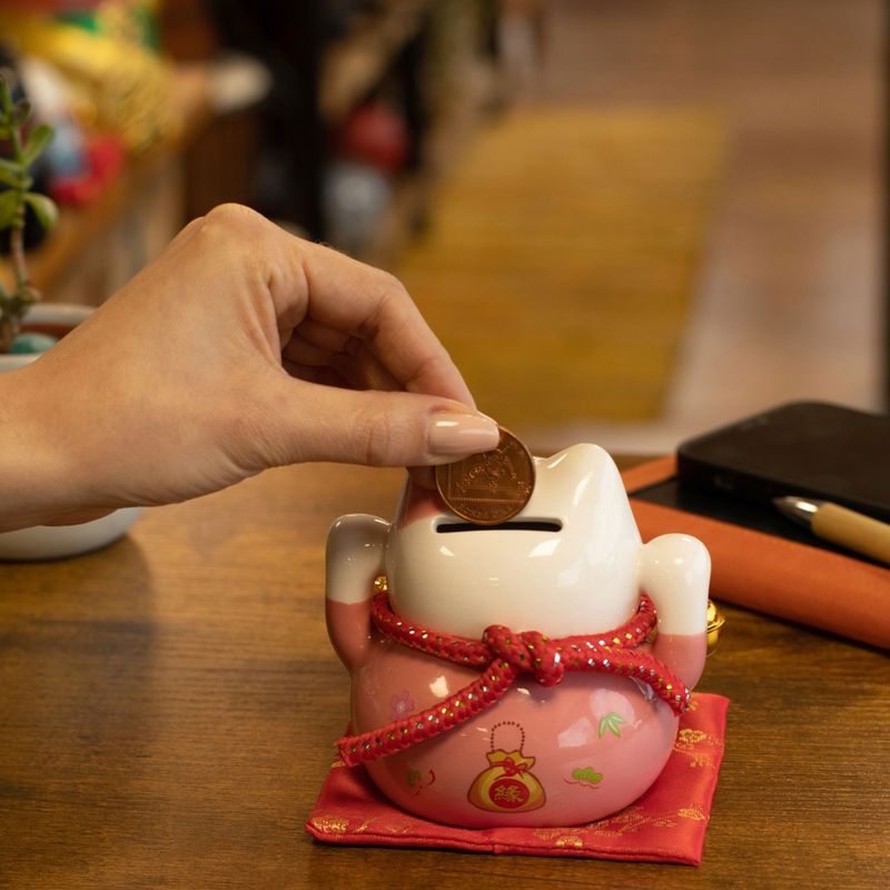 Keramik-Sparschwein Glückskatze – Rosa auf Kissen