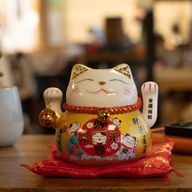 Keramik-Winkekatze mit beweglicher Hand – Gold auf Kissen (Batterie nicht enthalten)