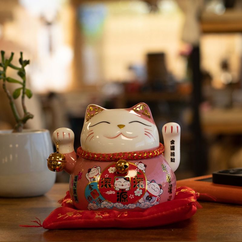 Keramik-Winkekatze mit beweglicher Hand – Rosa auf Kissen (Batterie nicht enthalten)
