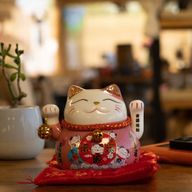 Keramik-Winkekatze mit beweglicher Hand – Rosa auf Kissen (Batterie nicht enthalten)